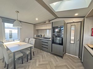 Kitchen/Dining - click for photo gallery